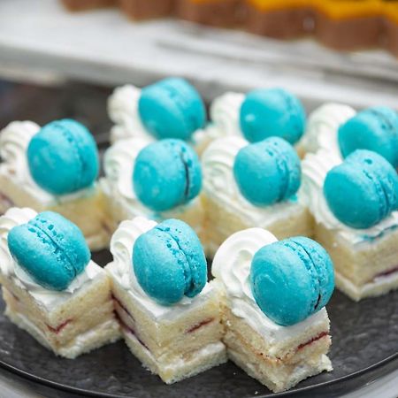 Radisson Blu Hotel, Jeddah Corniche Exterior foto Macarons on top of a cake