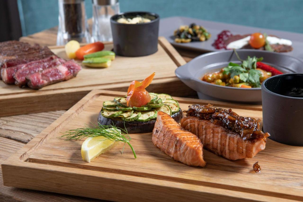 Radisson Blu Hotel, Jeddah Corniche Exterior foto Salmon steak