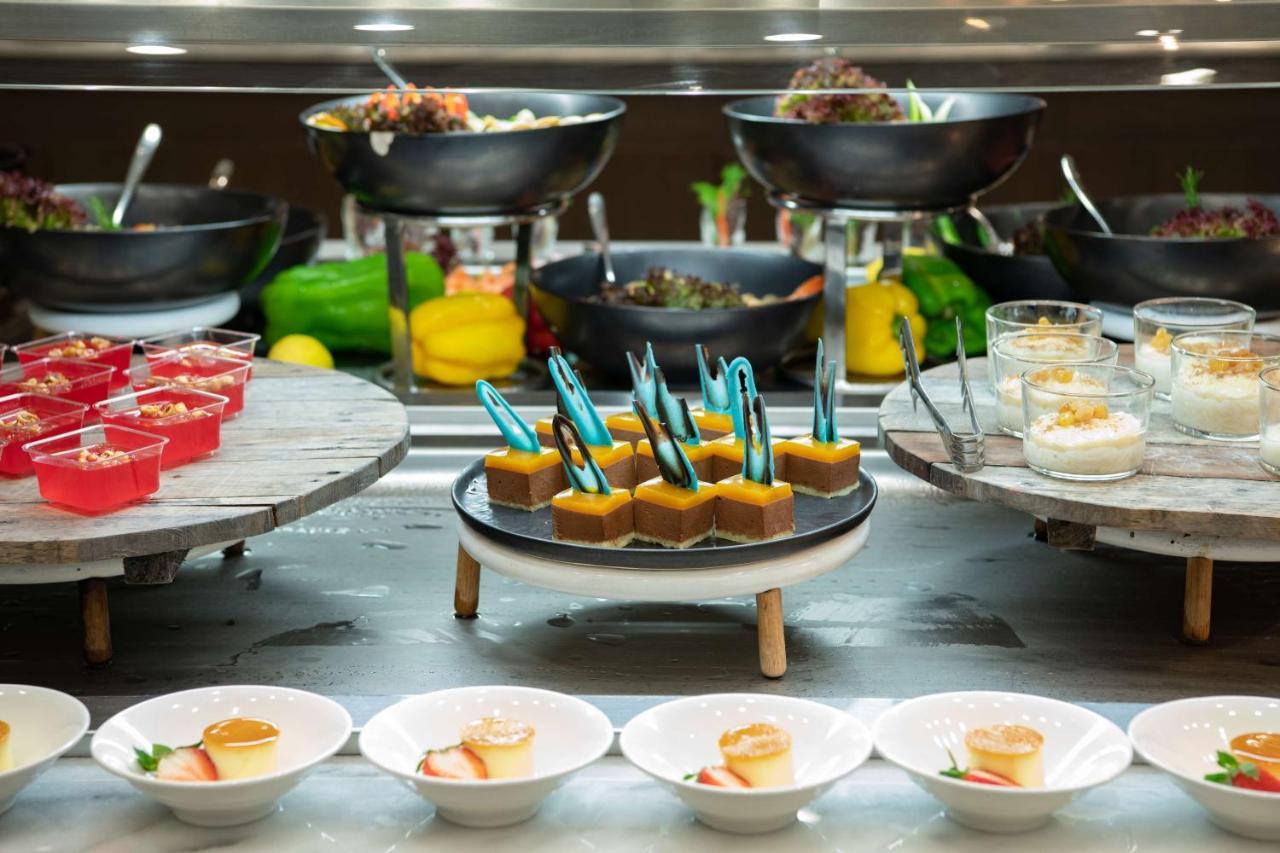 Radisson Blu Hotel, Jeddah Corniche Exterior foto A buffet