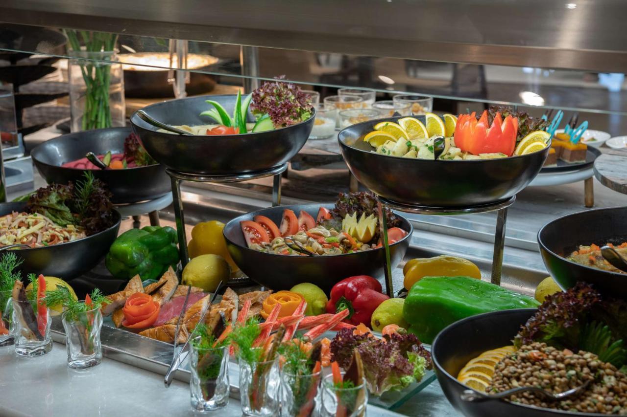 Radisson Blu Hotel, Jeddah Corniche Exterior foto A salad bar