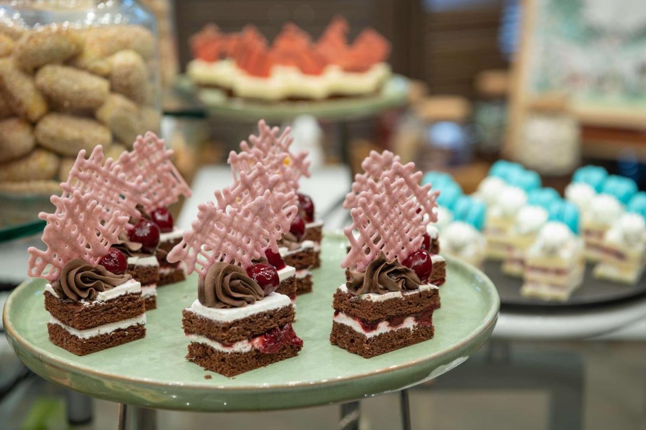 Radisson Blu Hotel, Jeddah Corniche Exterior foto Chocolate cakes