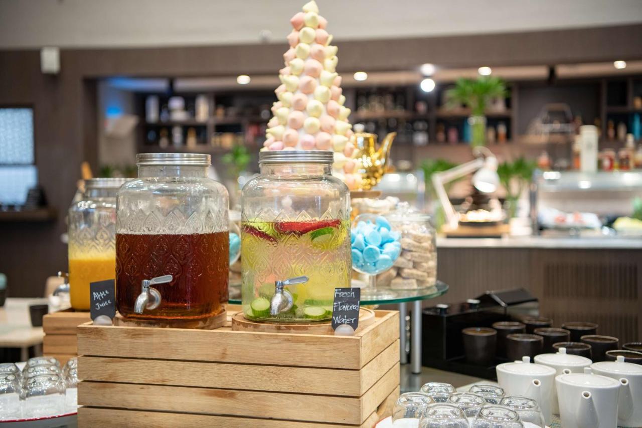 Radisson Blu Hotel, Jeddah Corniche Exterior foto A selection of drinks at a buffet