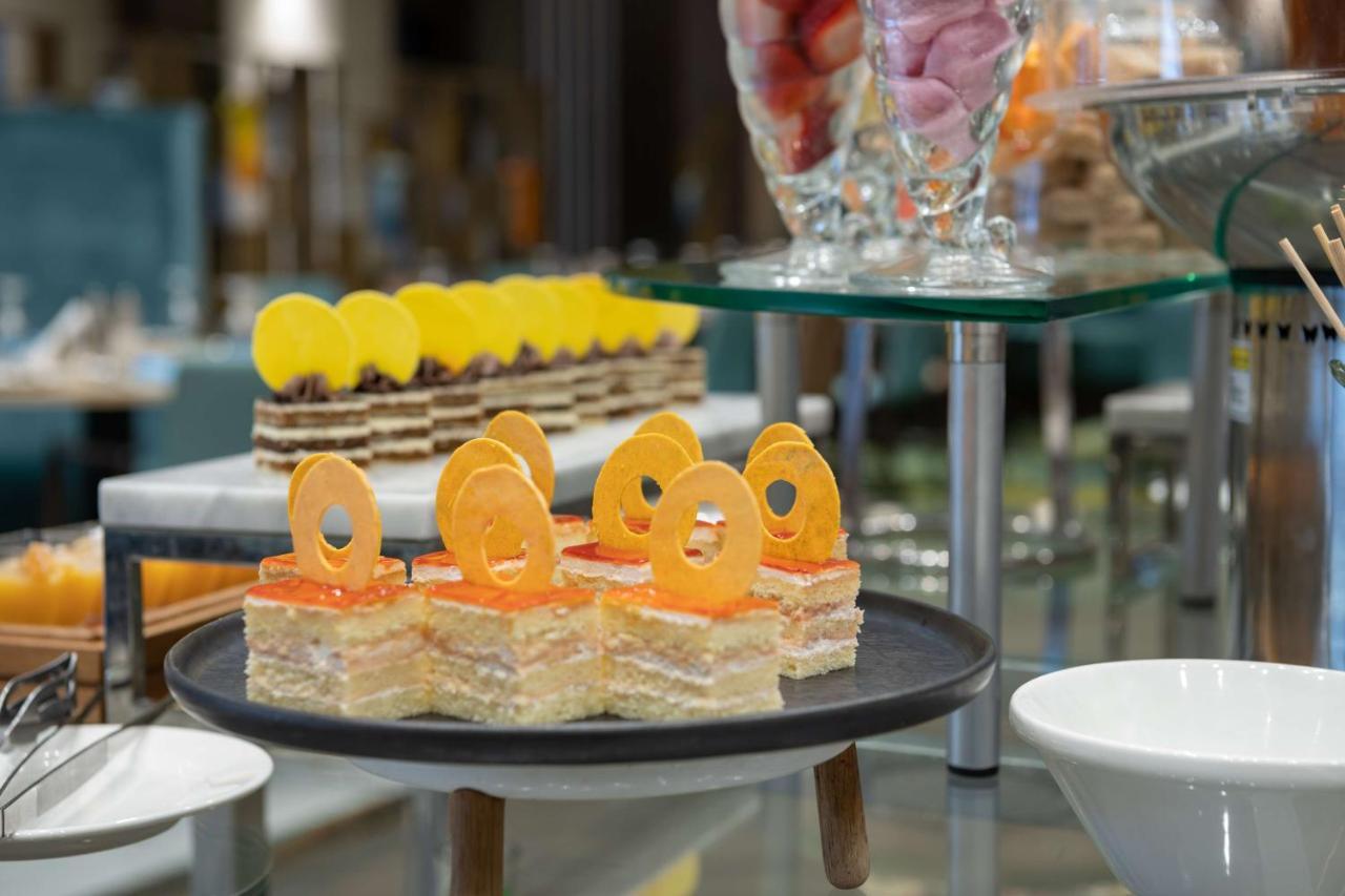 Radisson Blu Hotel, Jeddah Corniche Exterior foto A dessert buffet