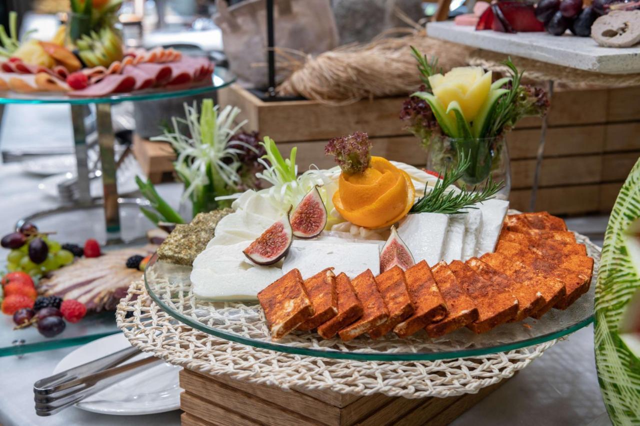 Radisson Blu Hotel, Jeddah Corniche Exterior foto A cheese platter