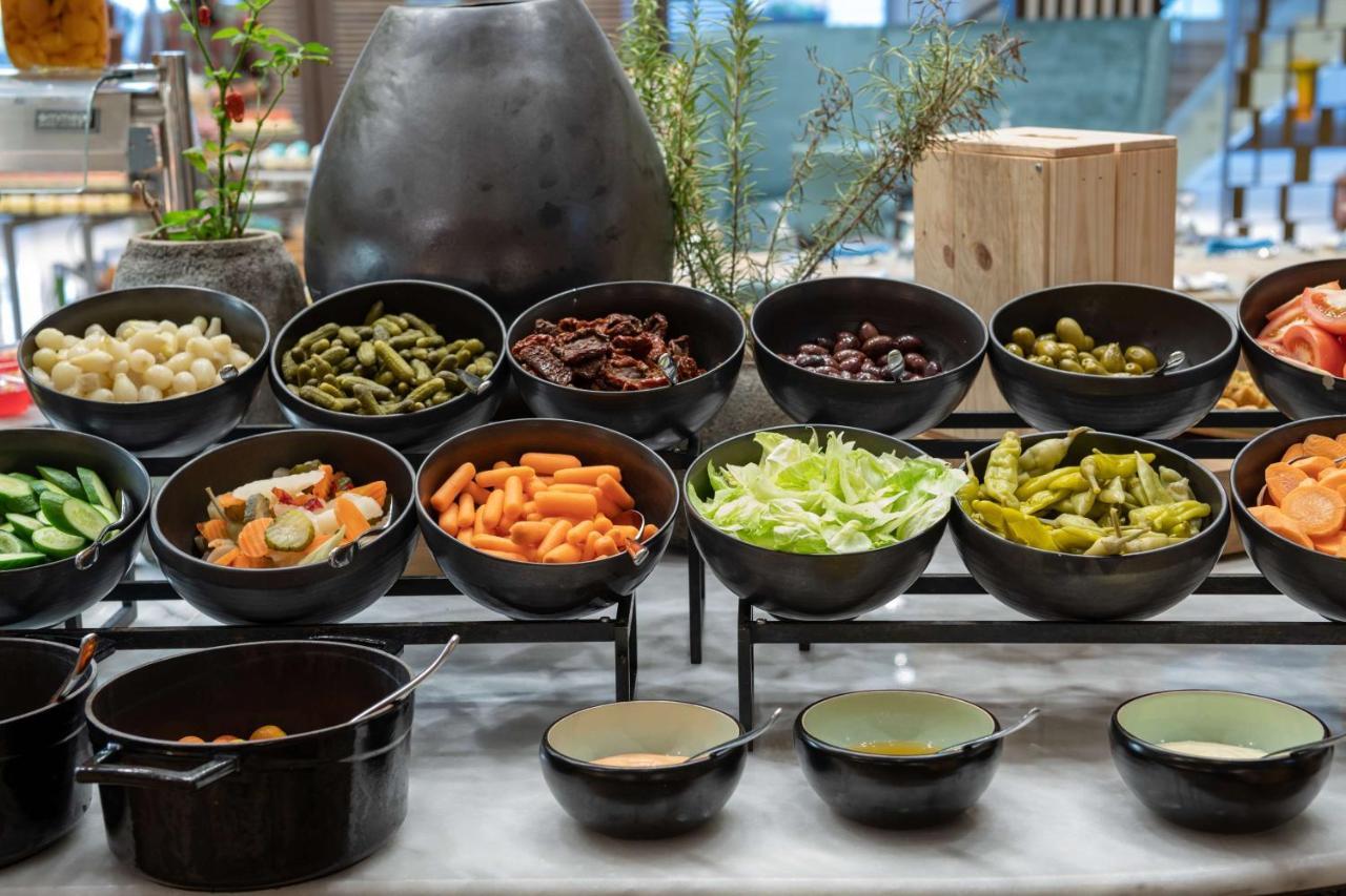 Radisson Blu Hotel, Jeddah Corniche Exterior foto A salad bar