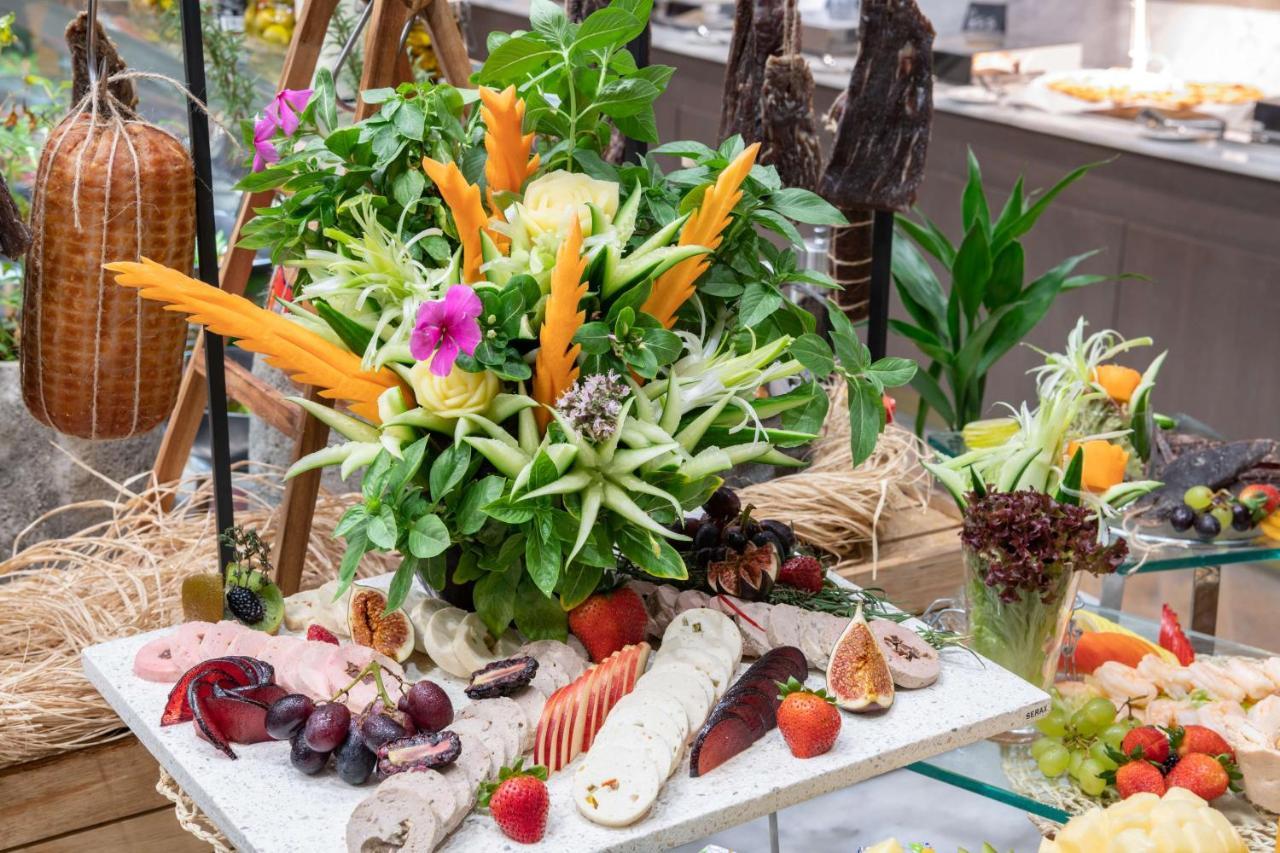 Radisson Blu Hotel, Jeddah Corniche Exterior foto A selection of Thai fruit