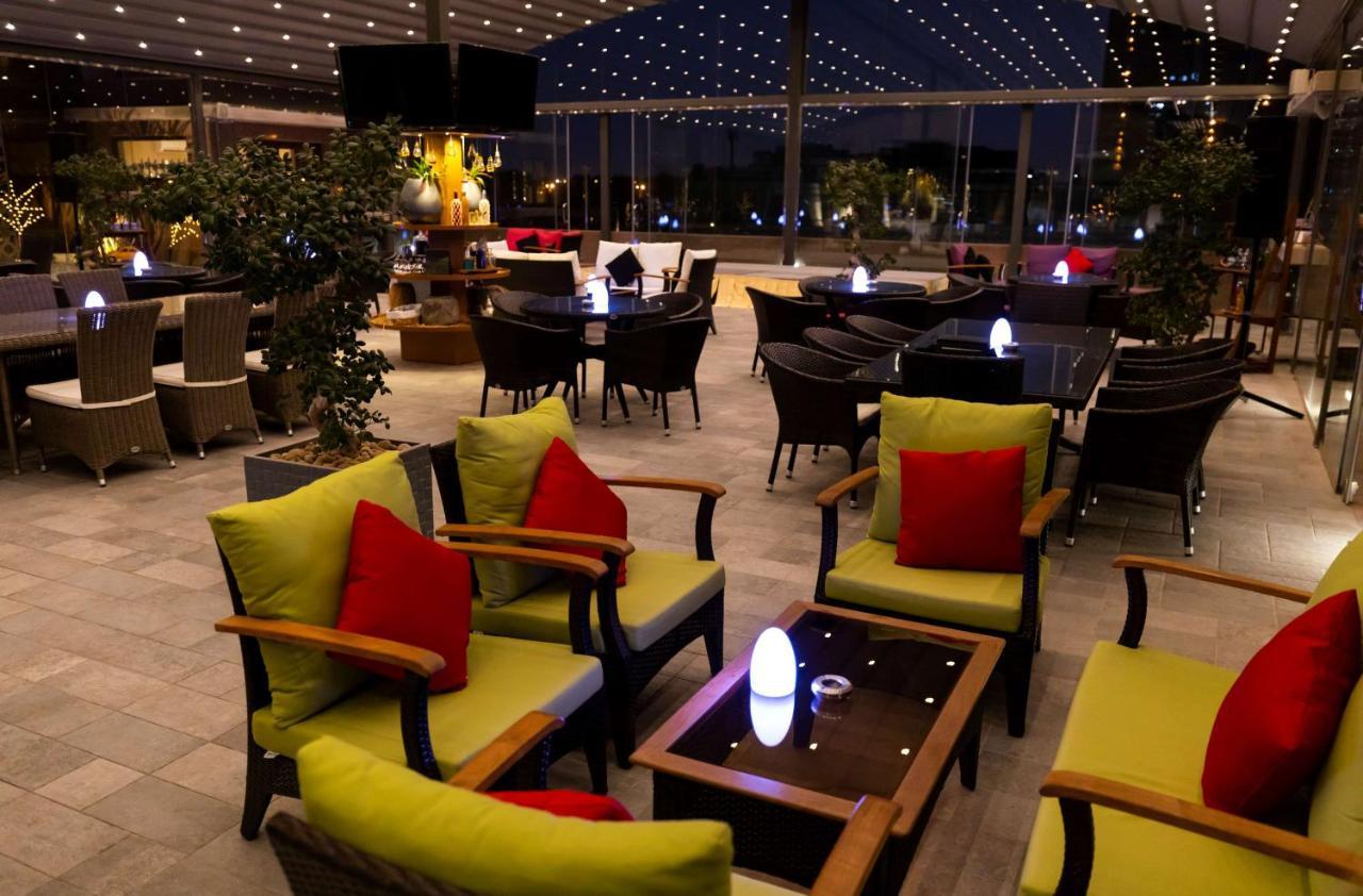 Radisson Blu Hotel, Jeddah Corniche Exterior foto The lounge at the airport