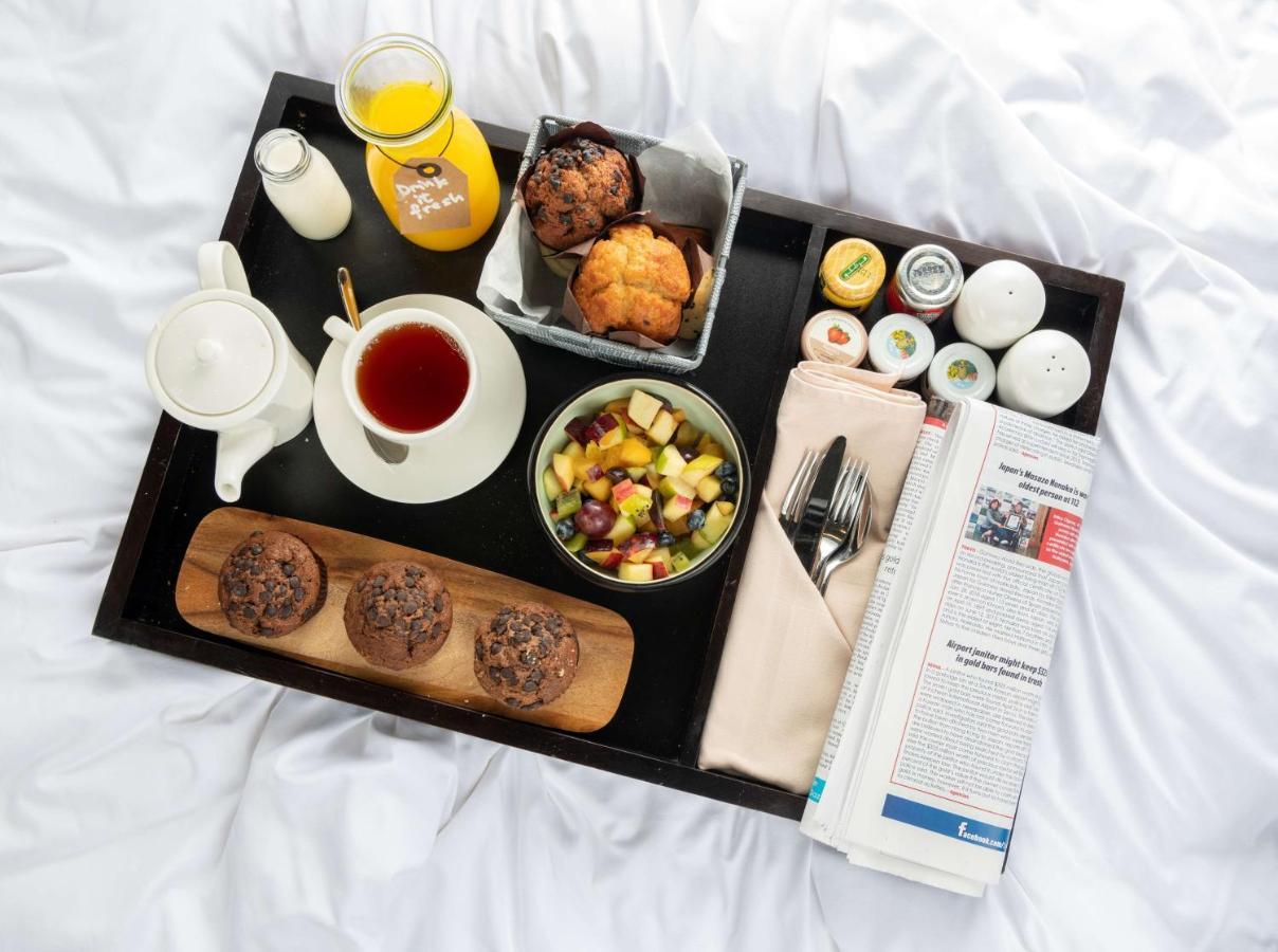 Radisson Blu Hotel, Jeddah Corniche Exterior foto Room service tray