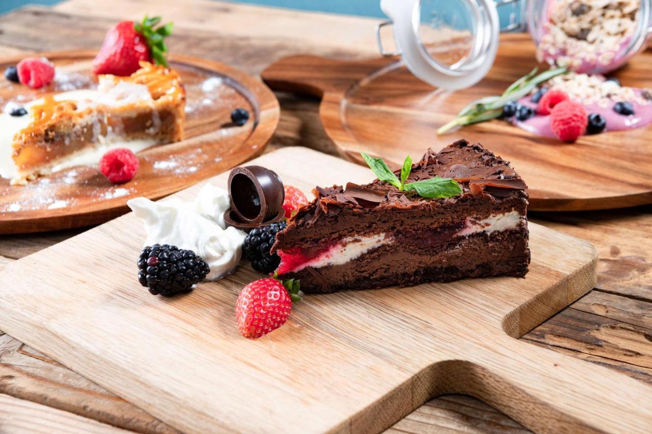 Radisson Blu Hotel, Jeddah Corniche Exterior foto A chocolate cake