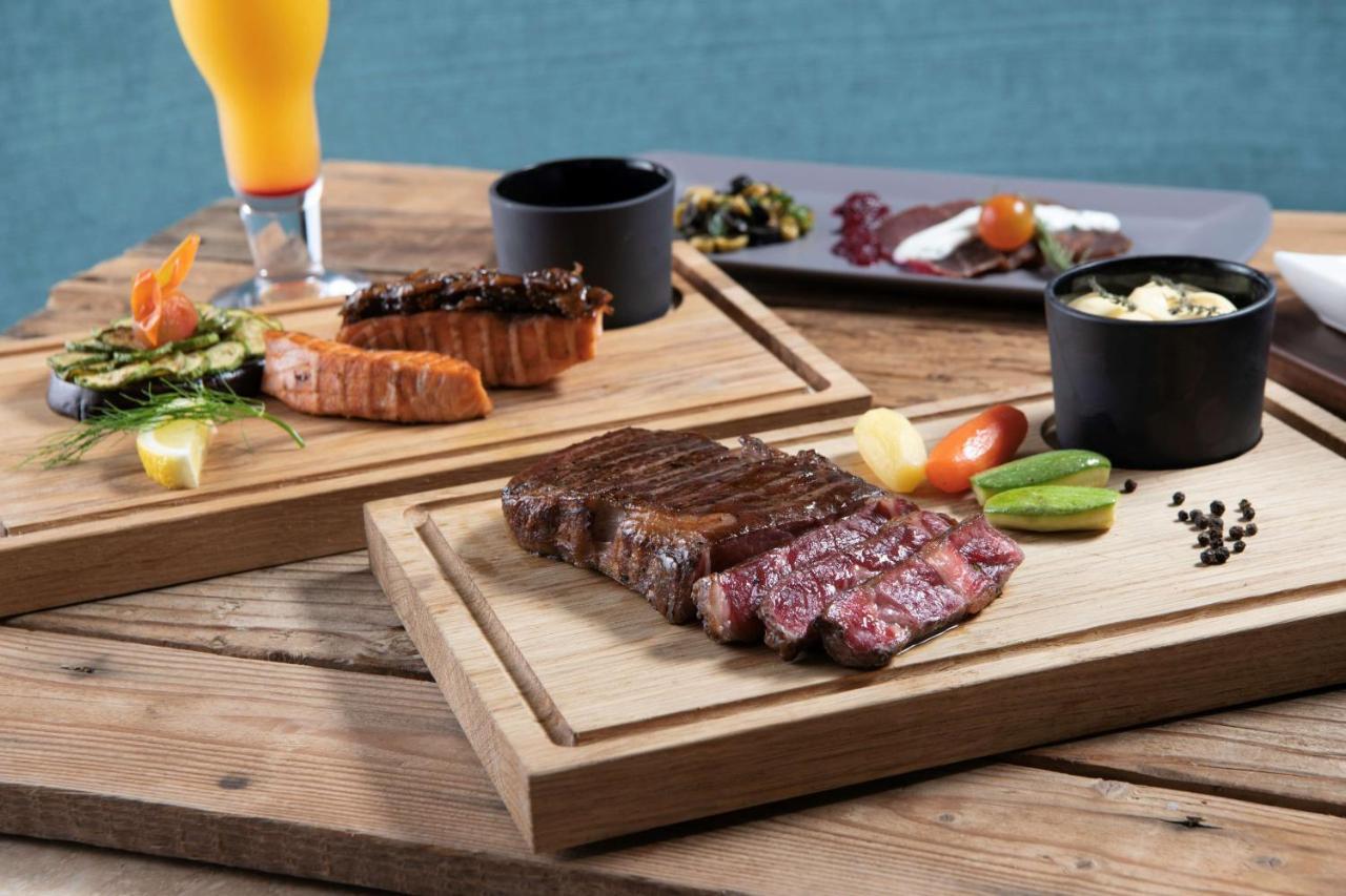 Radisson Blu Hotel, Jeddah Corniche Exterior foto A steak prepared with the dry-aging method