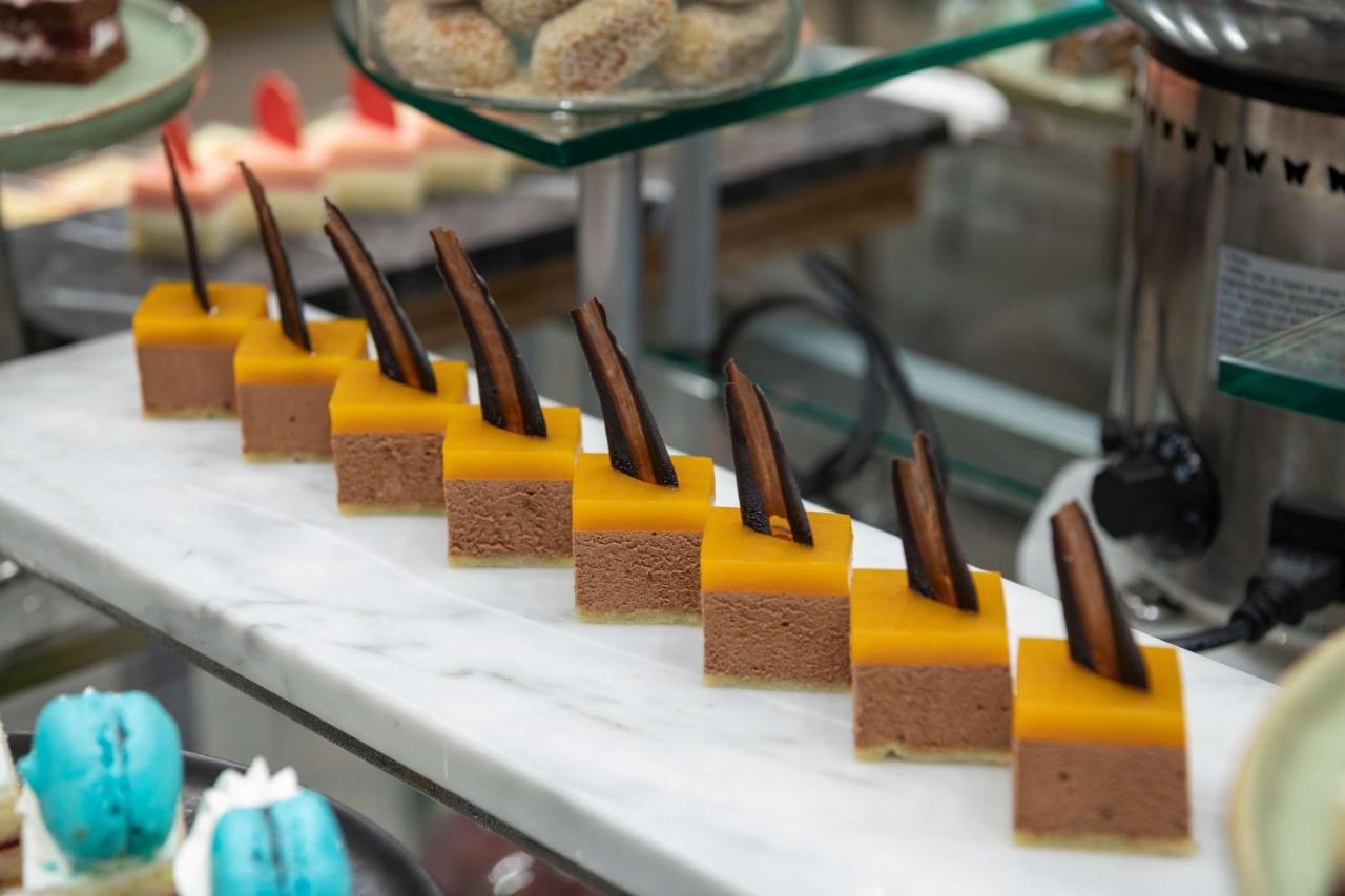 Radisson Blu Hotel, Jeddah Corniche Exterior foto A row of petit fours