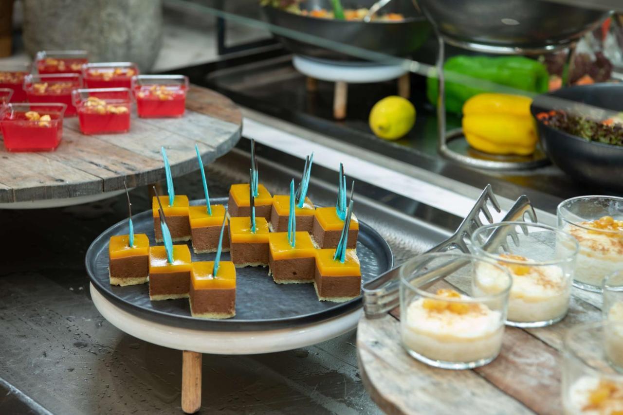 Radisson Blu Hotel, Jeddah Corniche Exterior foto A selection of desserts
