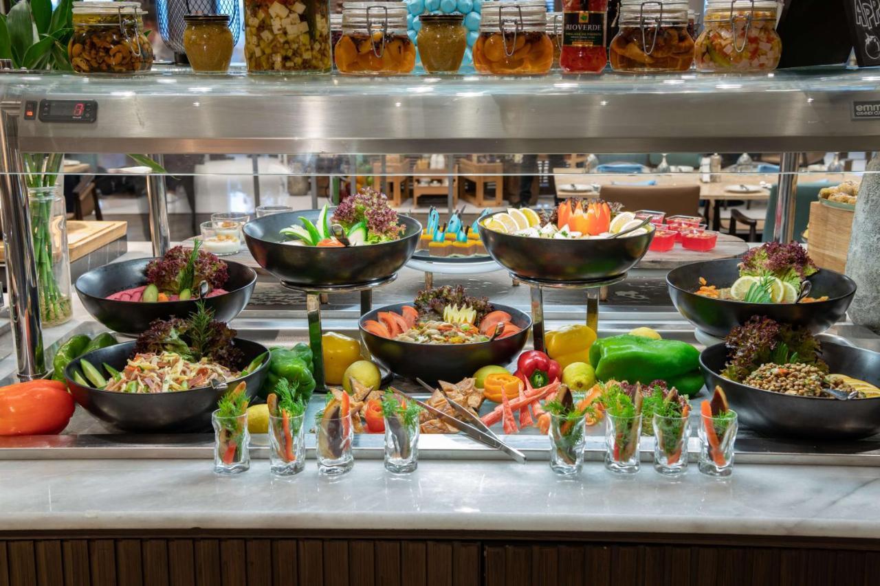Radisson Blu Hotel, Jeddah Corniche Exterior foto A salad bar