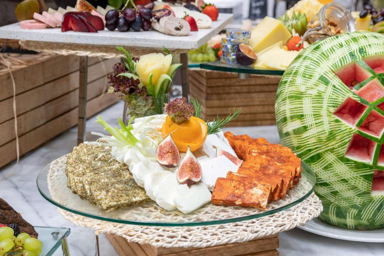 Radisson Blu Hotel, Jeddah Corniche Exterior foto A selection of cheeses