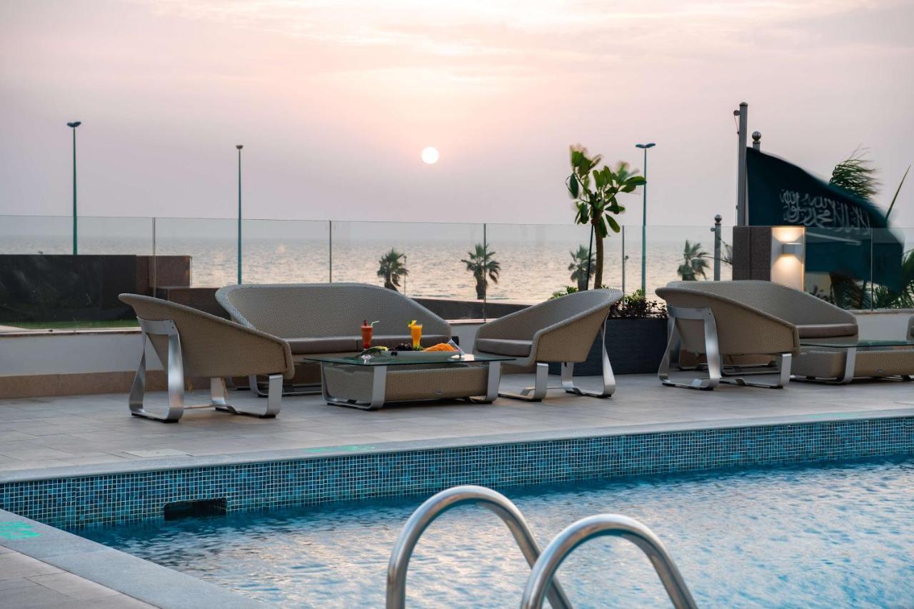 Radisson Blu Hotel, Jeddah Corniche Exterior foto The swimming pool at the hotel
