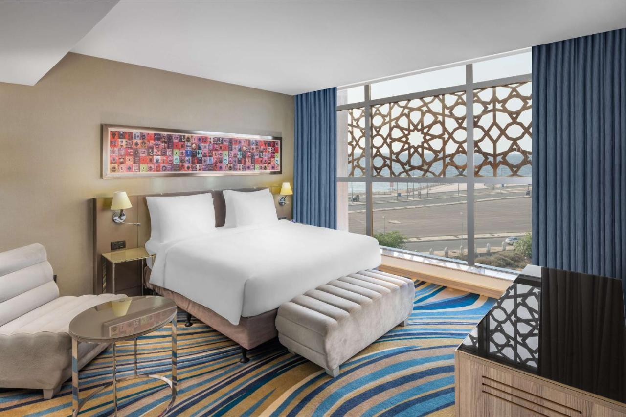 Radisson Blu Hotel, Jeddah Corniche Exterior foto A bedroom at the hotel