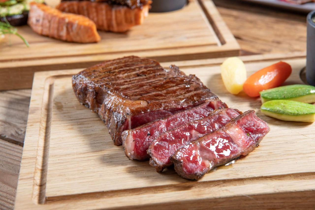 Radisson Blu Hotel, Jeddah Corniche Exterior foto A grilled strip steak