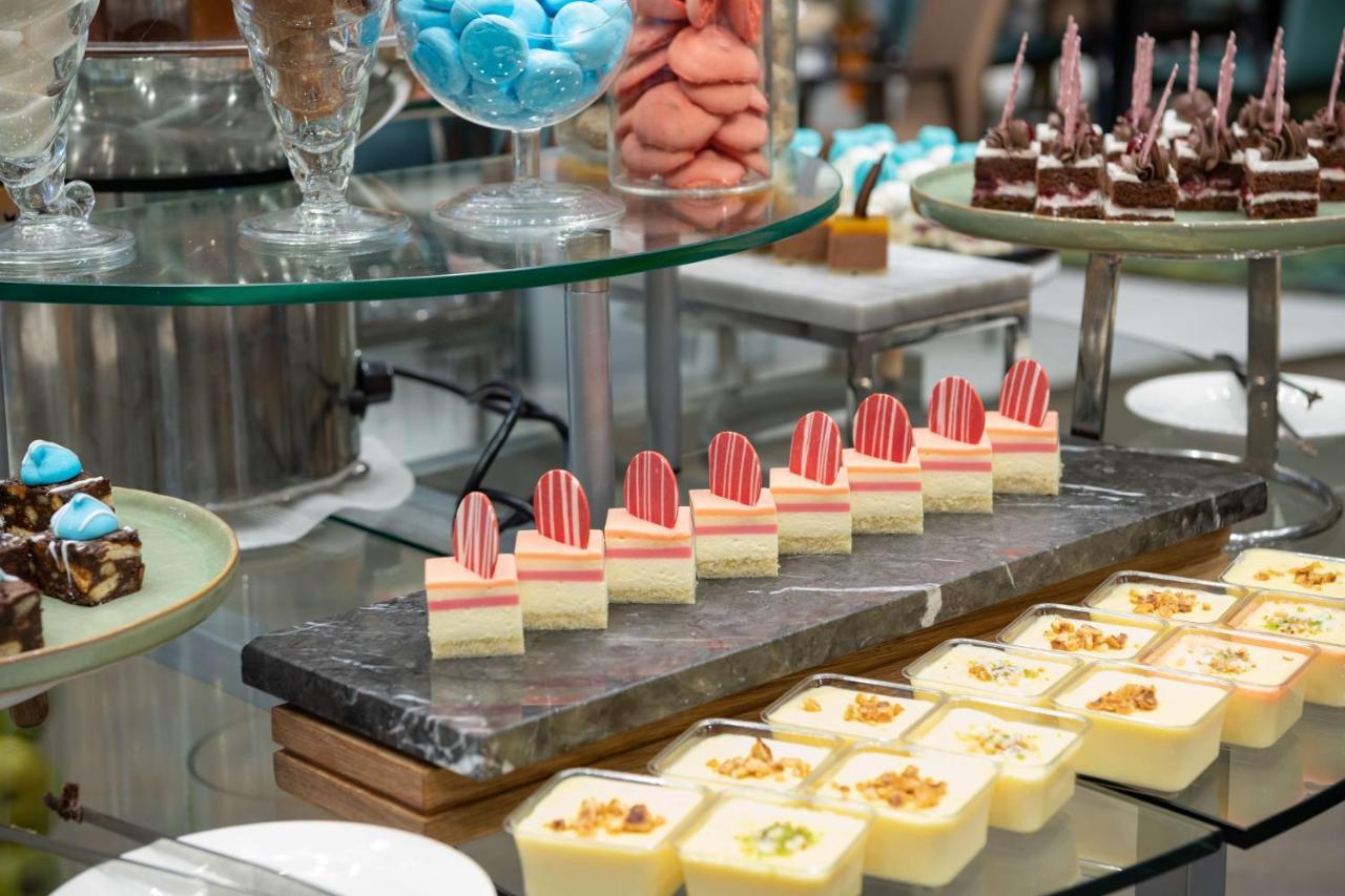 Radisson Blu Hotel, Jeddah Corniche Exterior foto A selection of petit fours