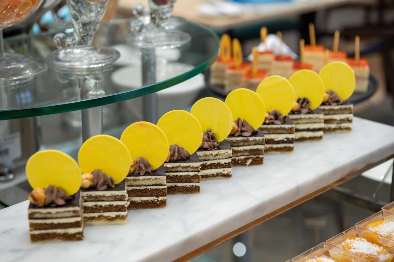 Radisson Blu Hotel, Jeddah Corniche Exterior foto A row of dobos torte