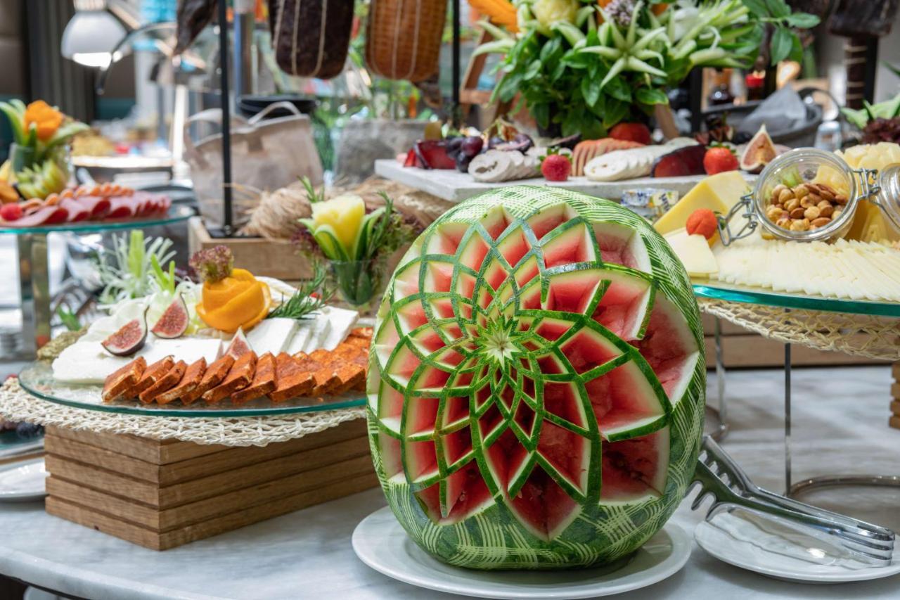 Radisson Blu Hotel, Jeddah Corniche Exterior foto A watermelon carving