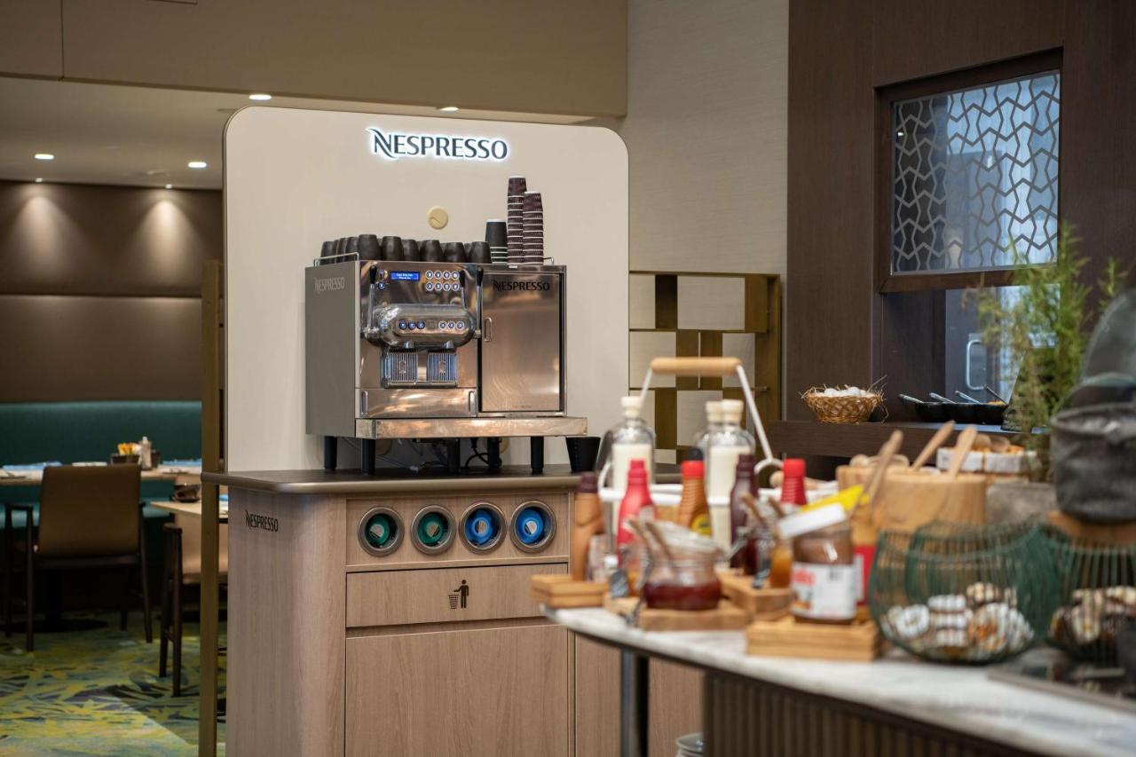 Radisson Blu Hotel, Jeddah Corniche Exterior foto A Nespresso machine