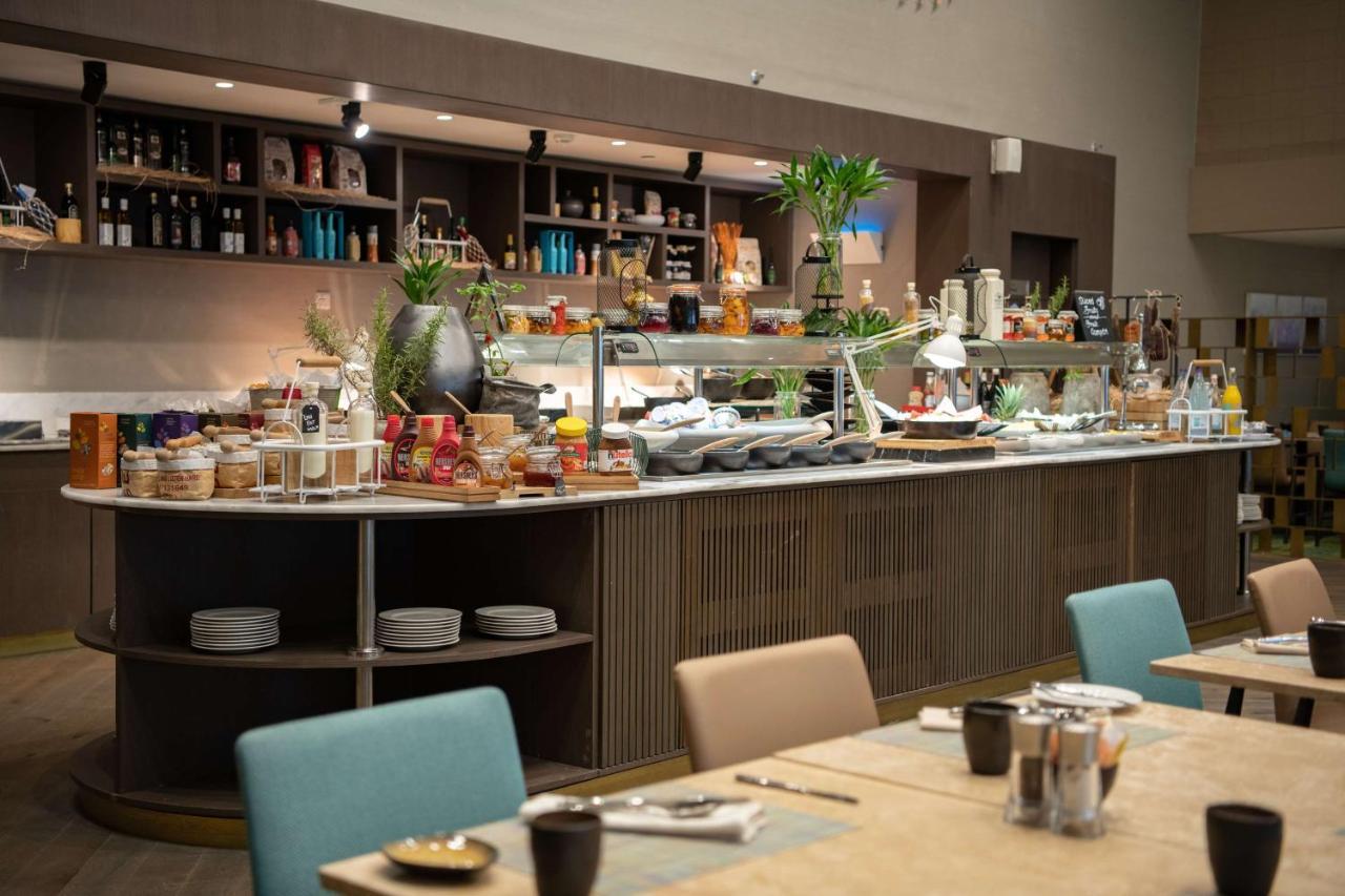Radisson Blu Hotel, Jeddah Corniche Exterior foto The buffet at the lounge