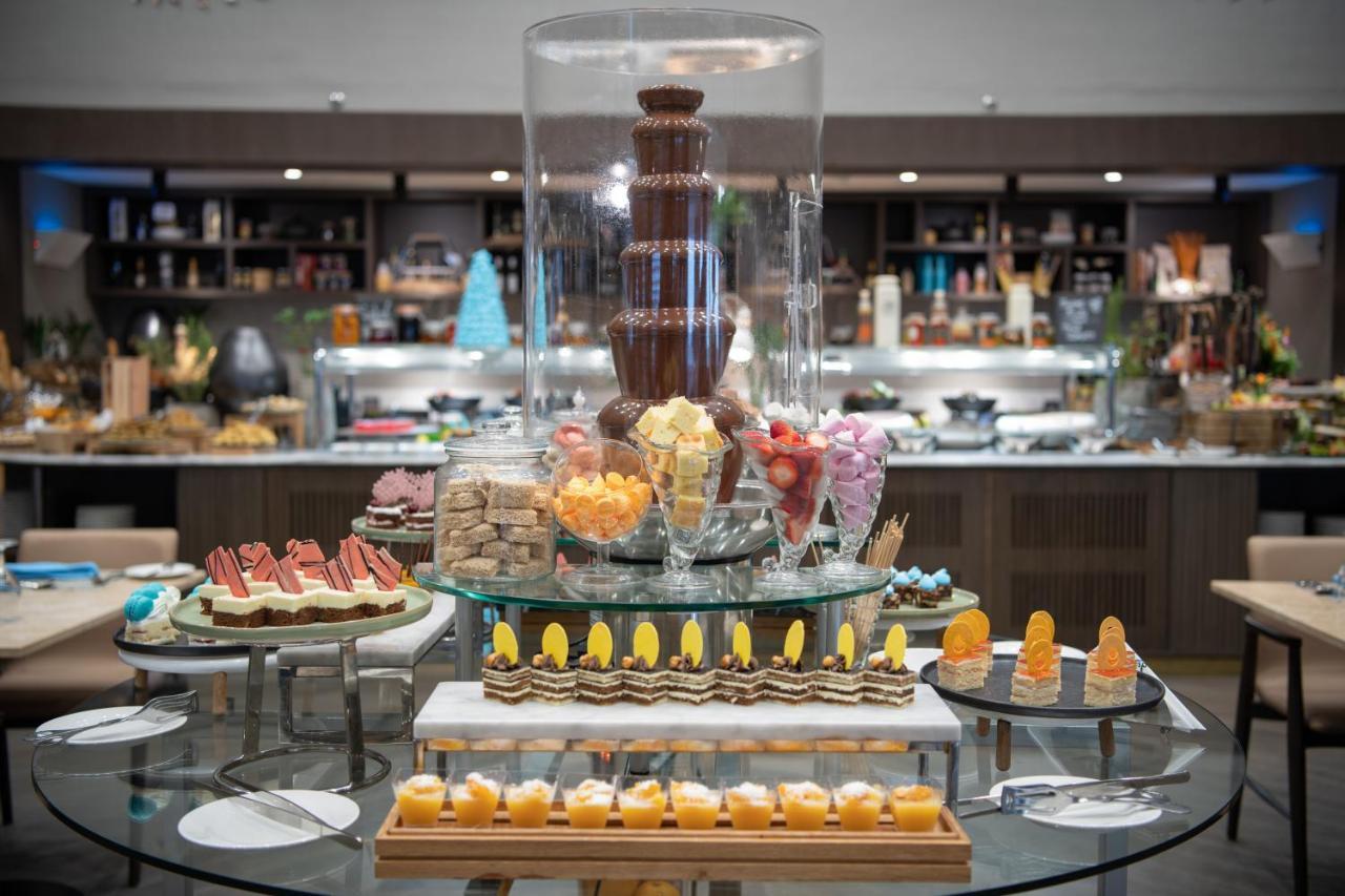 Radisson Blu Hotel, Jeddah Corniche Exterior foto A chocolate fountain