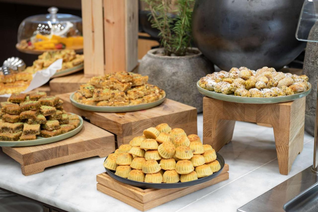 Radisson Blu Hotel, Jeddah Corniche Exterior foto A selection of traditional Greek sweets