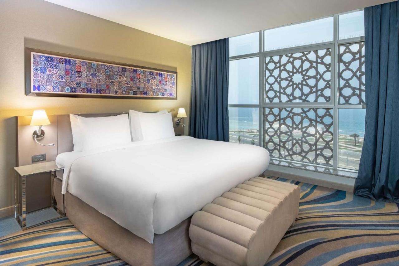 Radisson Blu Hotel, Jeddah Corniche Exterior foto A bedroom at the hotel
